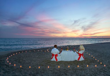 Aşık çift kalp mumlar ile romantik bir akşam yemeği var