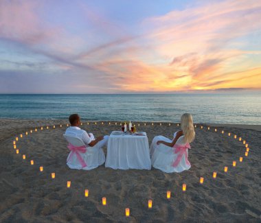 Candlelights o kalp ile romantik akşam yemeği sırasında genç Çift