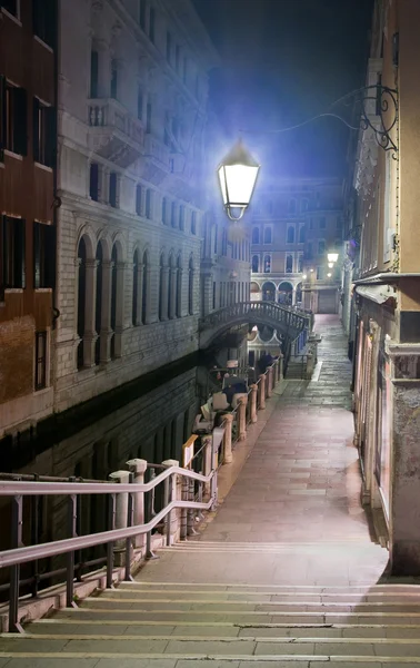 Venedig gatan på natten, Italien, Europa — Stockfoto