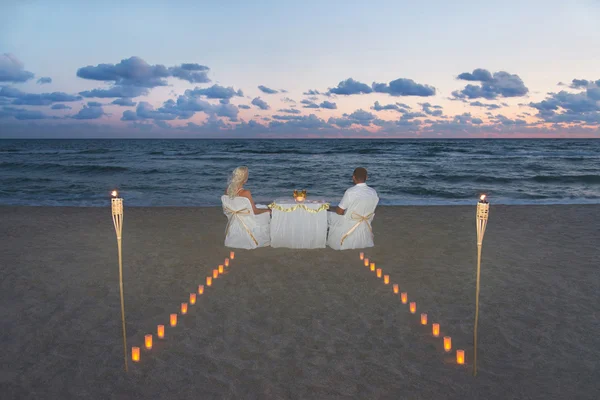 Couple à la mer plage pendant le dîner romantique de luxe — Photo