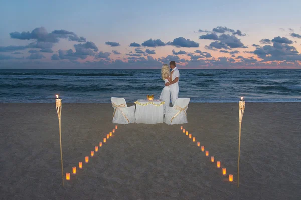 Casal na praia do mar durante o jantar romântico de luxo — Fotografia de Stock