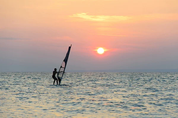 Gün batımı arka plan Windsurfer siluet — Stok fotoğraf