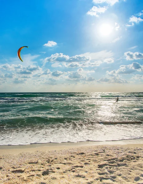 风筝冲浪。kitesurfer 在日落时分破浪前进 — 图库照片