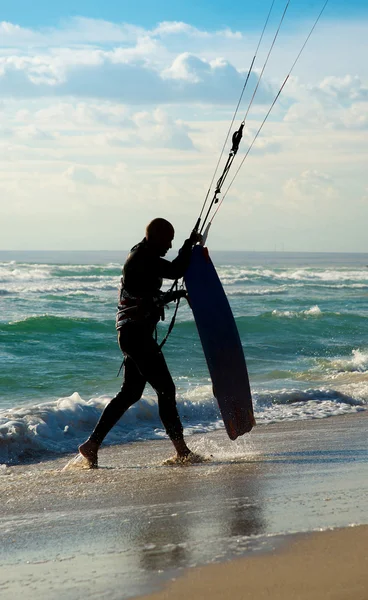 Kitesurfen. kitesurfer met kiteboard wandelen op het strand — Stockfoto