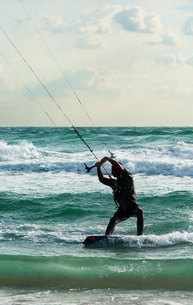 カイト サーフィン。kitesurfer 日没で波に乗る — ストック写真