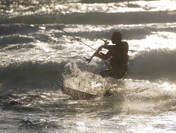 カイト サーフィン。kitesurfer 日没で波に乗る — ストック写真