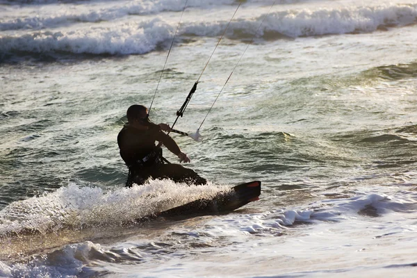 カイト サーフィン。kitesurfer 日没で波に乗る — ストック写真