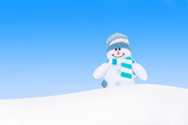 Boneco de neve feliz inverno contra o céu azul — Fotografia de Stock