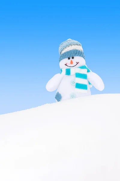 Boneco de neve feliz inverno contra o céu azul — Fotografia de Stock