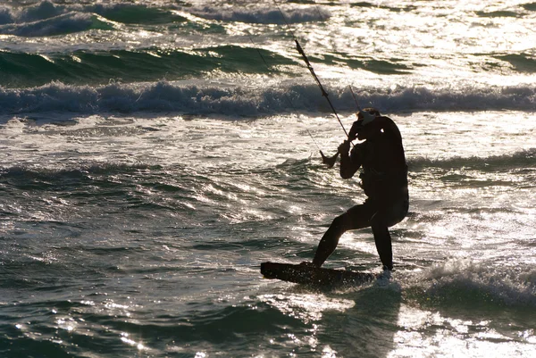 カイト サーフィン。kitesurfer 日没で波に乗る — ストック写真