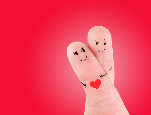 Счастливая пара обнимается
