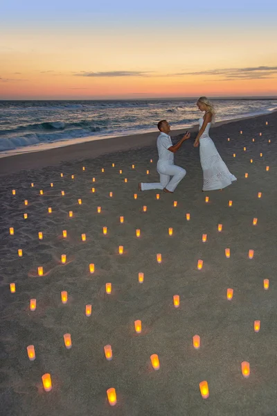 Casal na praia do mar em velas contra o pôr do sol — Fotografia de Stock