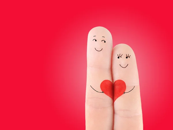 Man och kvinna håll på röda hjärtan — Stockfoto