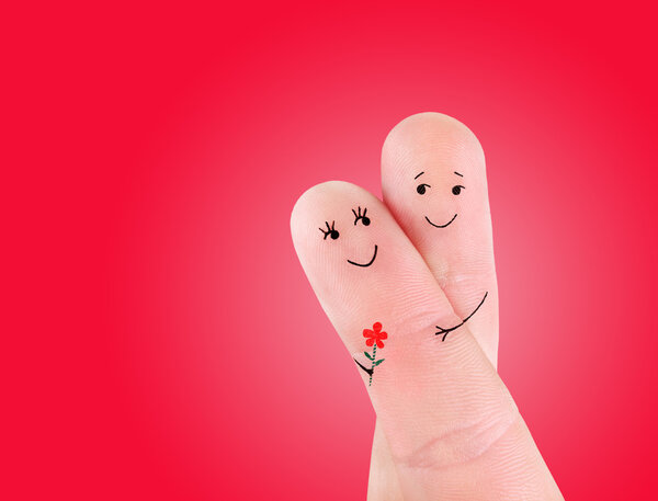 Счастливая пара обнимается с цветами
