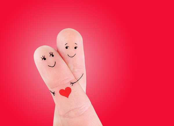 Счастливая пара обнимается
