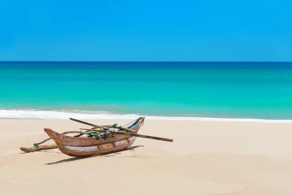 Barco de pesca na bela praia de palma oceano — Fotografia de Stock