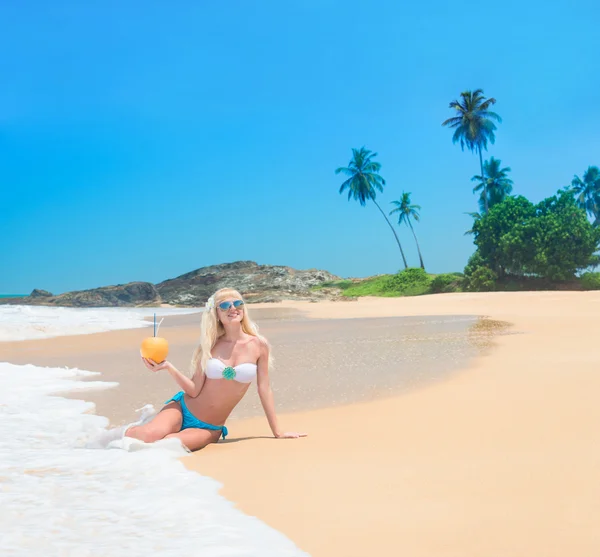 Mulher loira bonito na praia do oceano com palmeiras — Fotografia de Stock