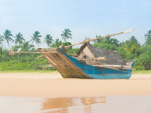 Fishing boat at beautiful ocean palm beach — Stock Photo, Image