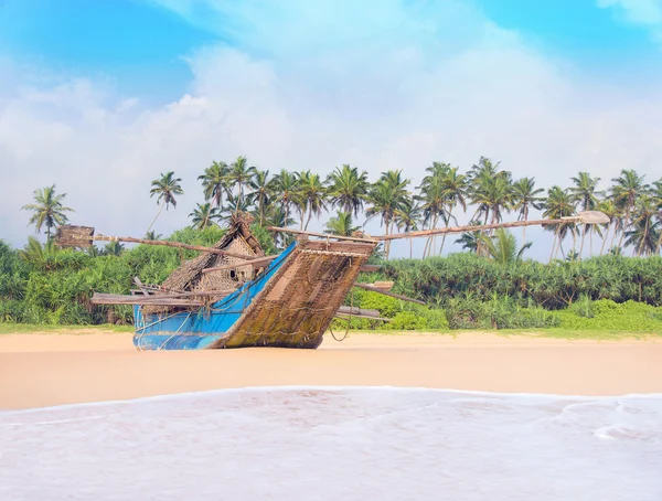 Bateau de pêche à la belle plage de palmiers océan — Photo