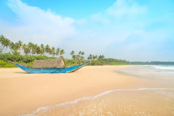 Bateau de pêche à la belle plage de palmiers océan — Photo