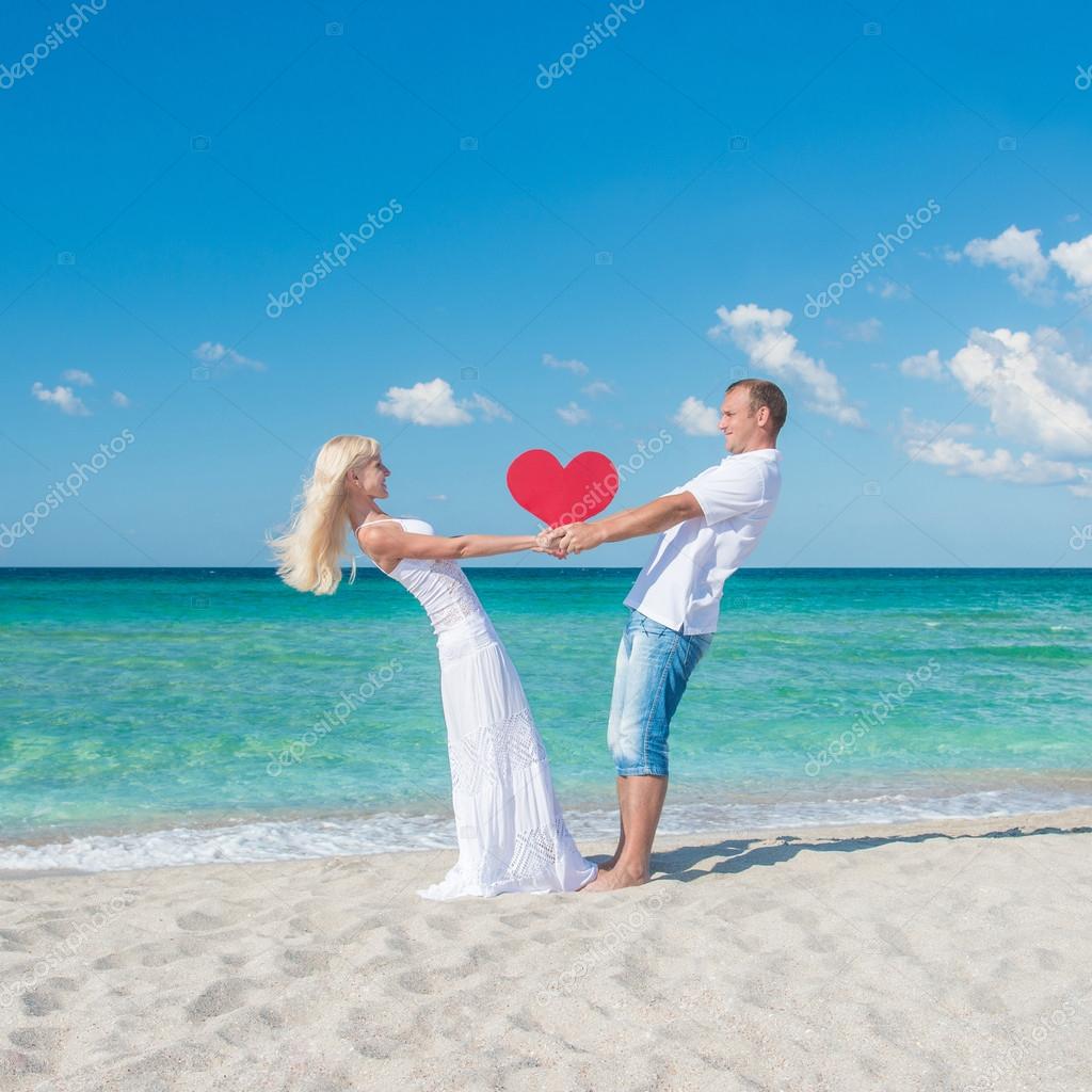 Couple Damoureux à La Plage De La Mer Ensoleillée Avec