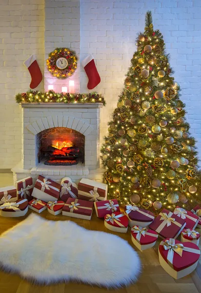 Acogedor Interior Habitación Año Nuevo Con Abeto Chimenea Medias Navidad — Foto de Stock