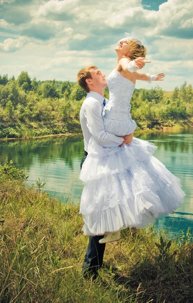 Bräutigam hält seine Braut — Stockfoto