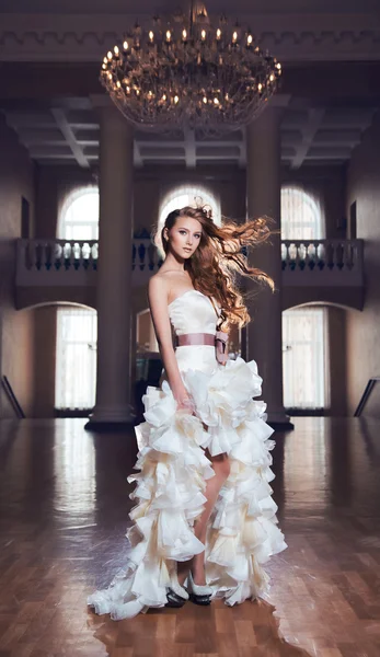 Mariée rousse debout dans une belle chambre — Photo