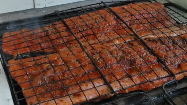 La carne de pescado se cocina en la parrilla de barbacoa. — Vídeos de Stock