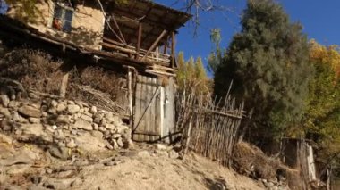 Dağlarda bir çiftlik evi.