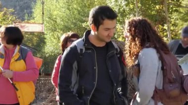 Bir sonbahar gününde turistler bir şey bekliyor ve yürüyüşe hazırlanıyorlar..