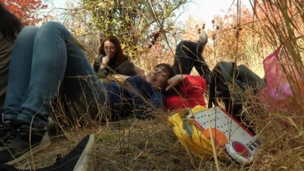 Turyści odpoczywający na ziemi w jesienny dzień. — Wideo stockowe