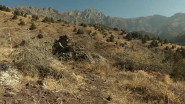 Sonbahar dağ manzarası. Kamera uçurumun kenarına yaklaşıyor..