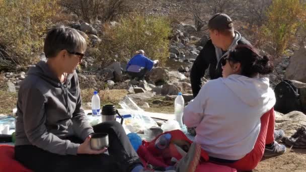 Dağ nehri kıyısında piknik yapan turistler. — Stok video