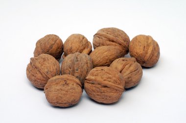 beyaz arkaplanda cevizler