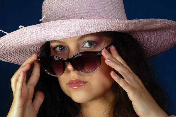 Портрет о женщине в соломенной шляпе и солнечных очках — стоковое фото