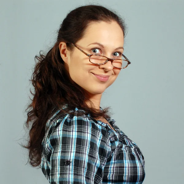 Portrét o usmívající se žena v brýlích — Stock fotografie