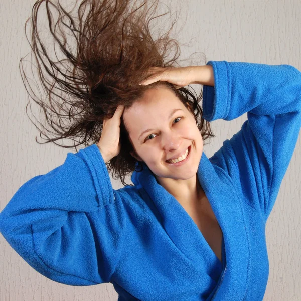 Usmívající se žena v županu s létáním mokré vlasy — Stock fotografie