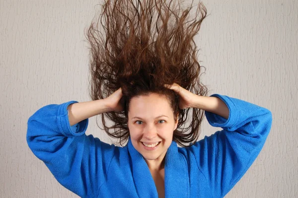 Usmívající se žena v županu s létáním mokré vlasy — Stock fotografie