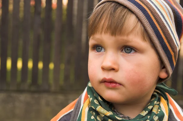 Niño en la gorra —  Fotos de Stock