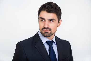 Adam mesafeye bakıyor.