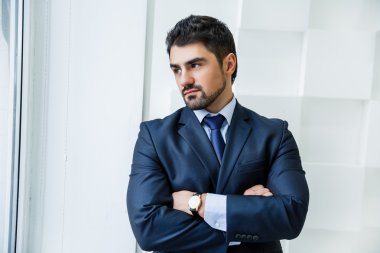 İş adamı pencereden dışarı bakıyor.