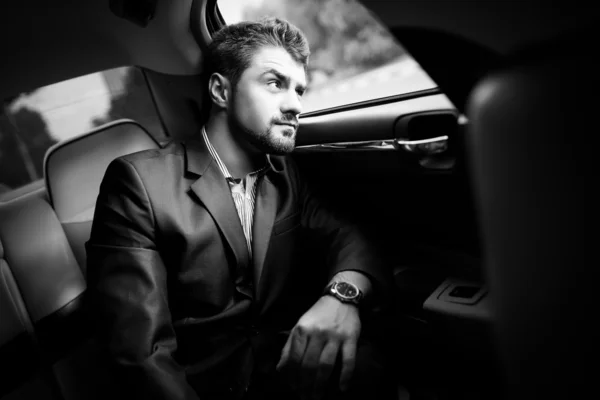 Hombre de negocios en el coche —  Fotos de Stock