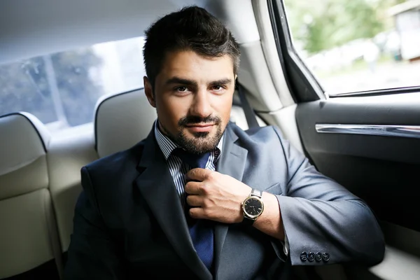 Homme d'affaires dans la voiture — Photo