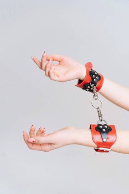 Siyah ve kırmızı Deri Kilitli El Kelepçeleri