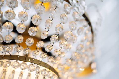 Kristal avize yakın çekim. Glamour arka plan kopya alanı ile