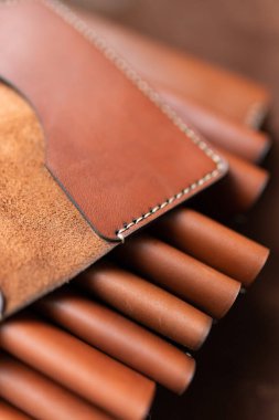 Kahverengi deri el işi cüzdan yapıyorlar.