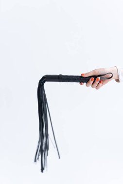 Kırbaç darbesi yakın planda. 