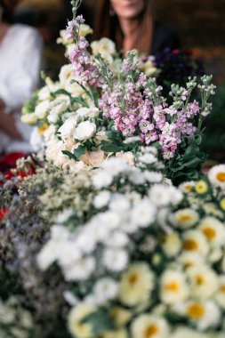 Çiçek hocası sınıfı, çiçek buketi hazırlama, çiçek işi konsepti