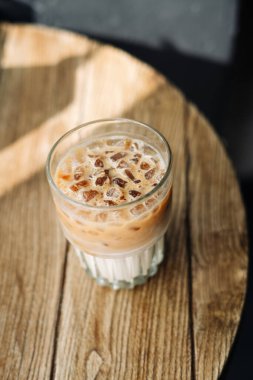 Tahta arka planda bir fincan kahve, rahatlama zamanı, latte.